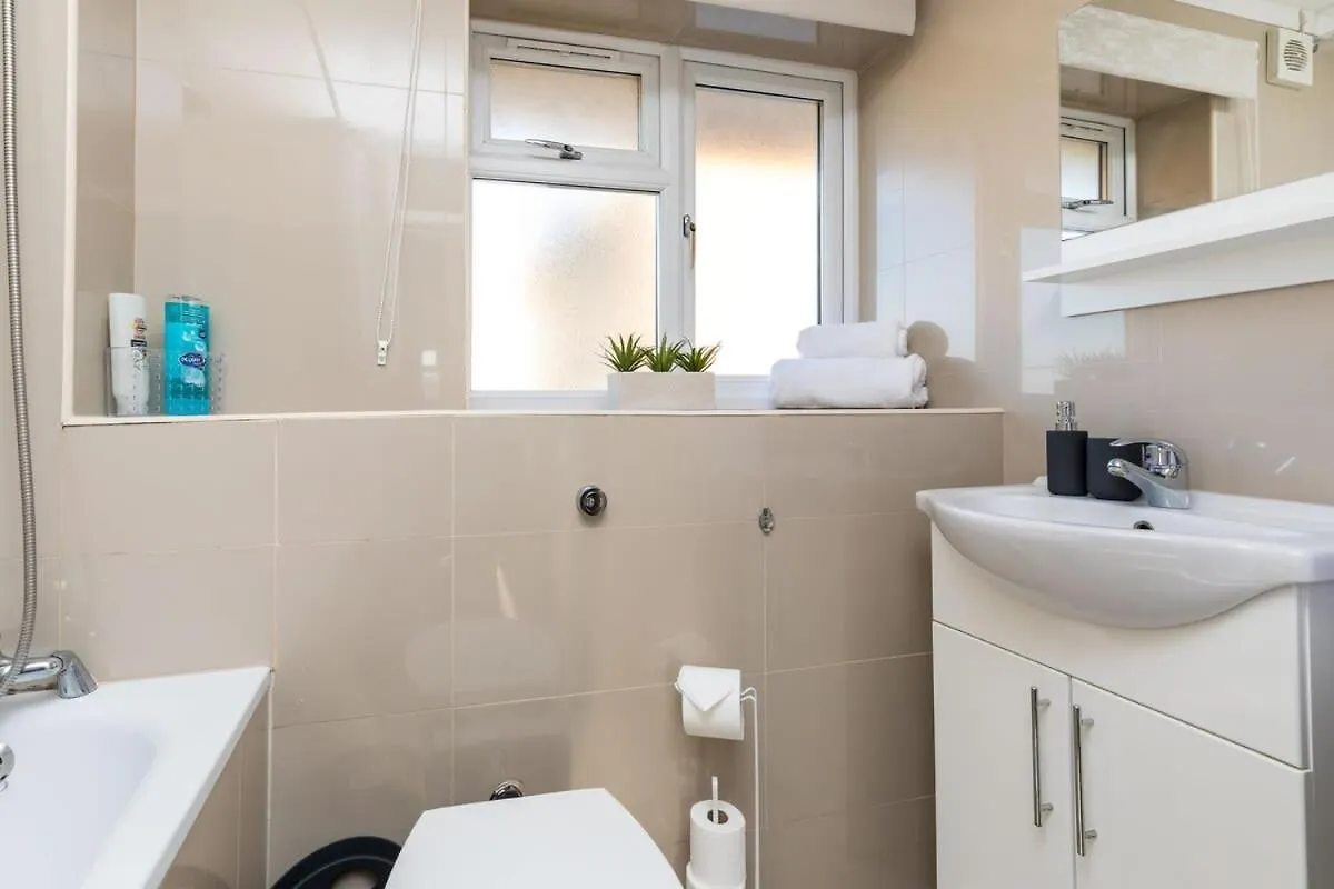 Nyaraló 19A The Broadwalk - Cozy 1Br In The Heart Of Crawley Near Gatwick Airport Great For Contractors And Flight Crew Students Villa