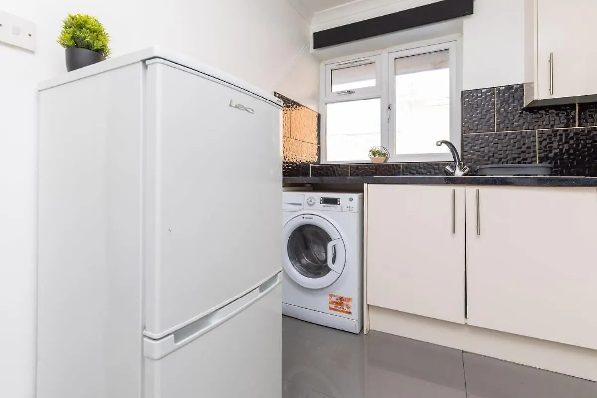 Nyaraló 19A The Broadwalk - Cozy 1Br In The Heart Of Crawley Near Gatwick Airport Great For Contractors And Flight Crew Students Villa Egyesült Királyság