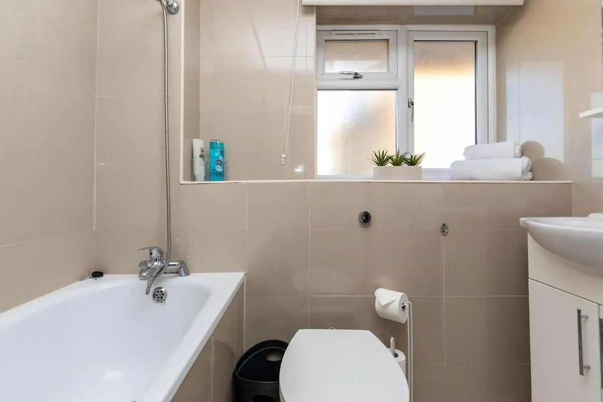 Holiday home 19A The Broadwalk - Cozy 1Br In The Heart Of Crawley Near Gatwick Airport Great For Contractors And Flight Crew Students Villa United Kingdom